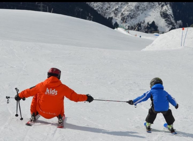 ensenando a esquiar a un nino